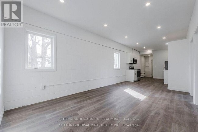 Photo - 1930 Queen St E