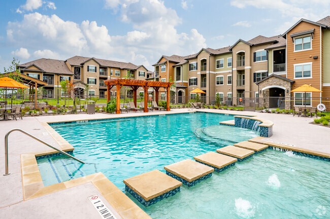 Swimming Pool - Hazelwood Place Apartments