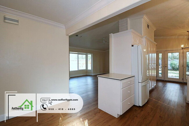 Photo - 256 Newport Dr