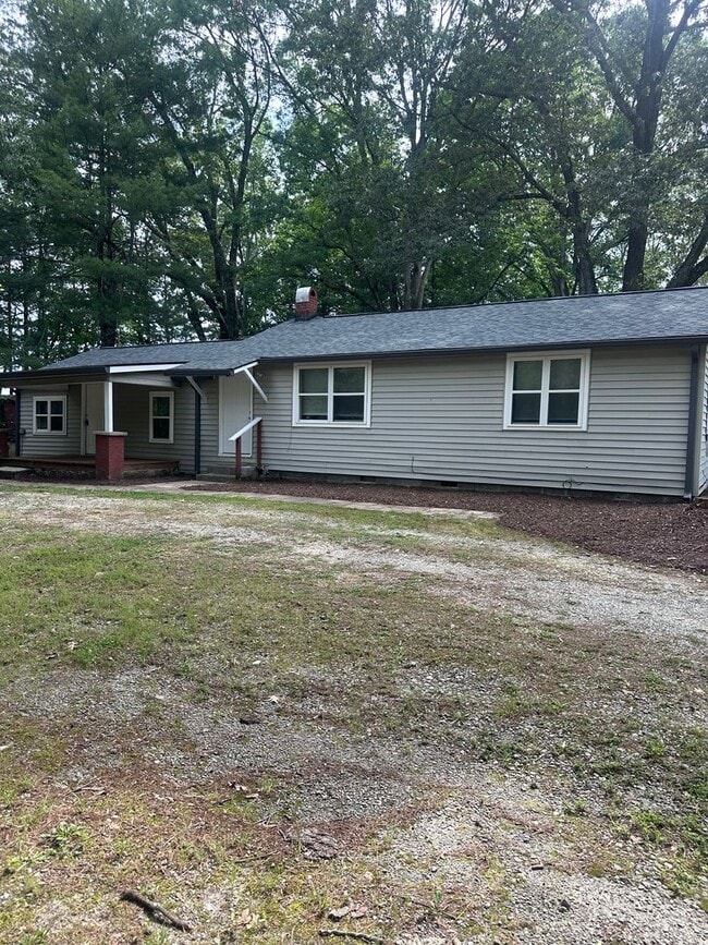 Building Photo - Private ranch with spacious yard! Can accommodate 5 bedrooms!