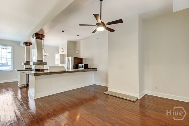 Photo - 303 W Henry St