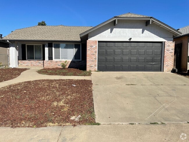 Building Photo - 2013 Scotch Pine Dr Rental