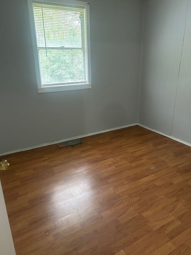 Photo - Oak Ridge 37830 - 2 bedroom, 1 bath duplex - Contact Lisa Vineyard and Shannon Russell (865) 216-...