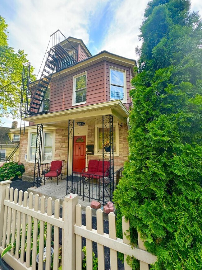 Photo - 7 Lincoln Terrace Apartment Unit 1B