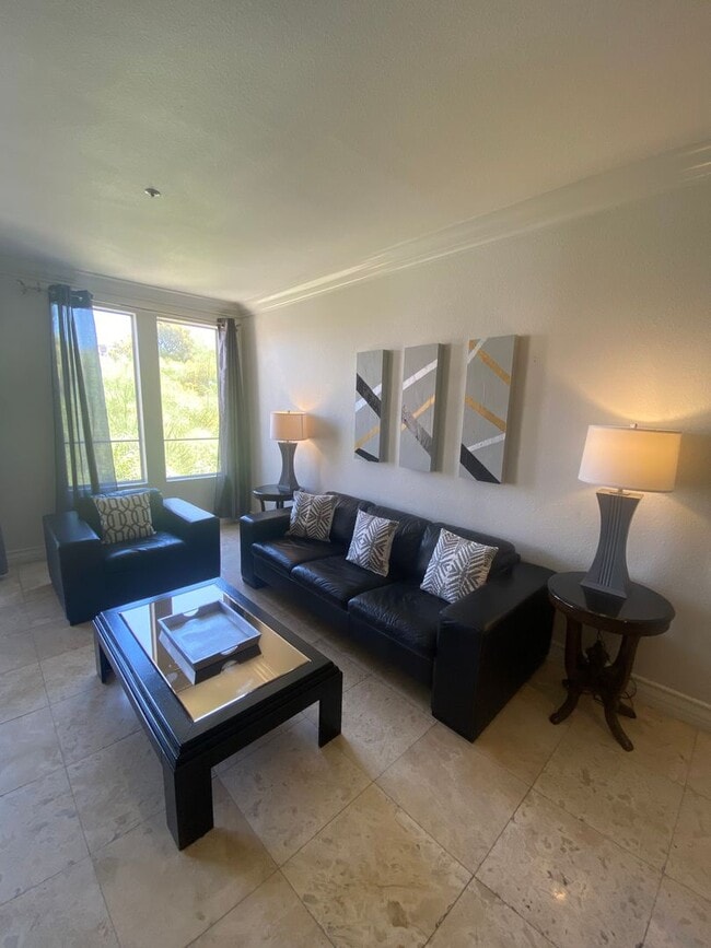 Building Photo - Amazing 2 bedroom furnished condo 1 block ...
