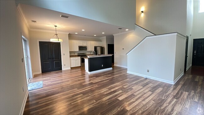 Building Photo - Nicely updated 3 bedroom/2 bath townhome i...