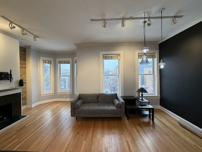 Photo - 1049 W Altgeld St Unit 3A