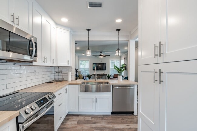 Building Photo - Stylish 3 Bedroom Bungalow near NAS and Be... Rental