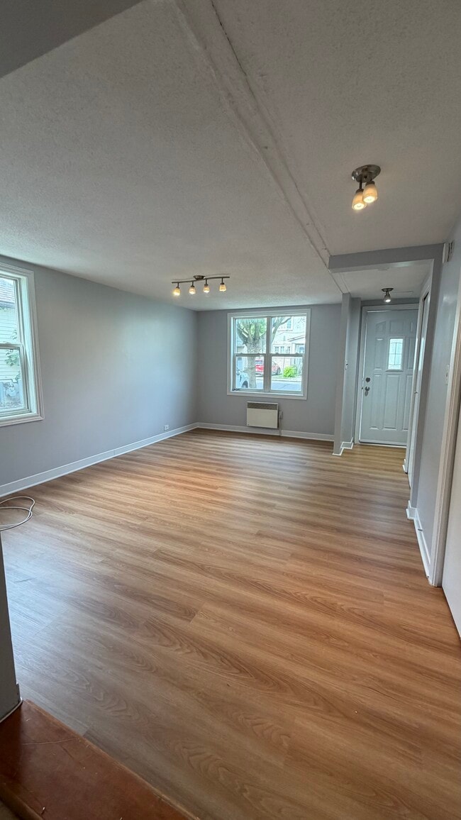 Building Photo - Au cœur de Hull - 1 chambre avec stationnement GRATUIT - 1,400 $ ! Unit 1