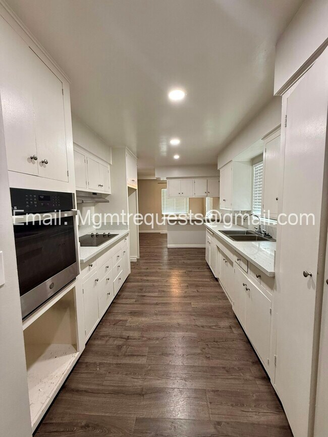 Building Photo - 4250 Tenth Street, Unit 4250