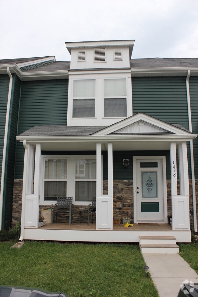 Building Photo - 3 Bedroom, 3.5 Bath Townhouse with Full Fi...