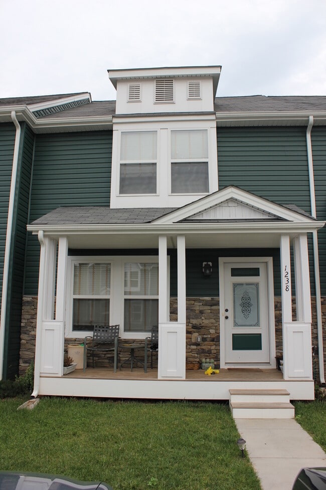 Building Photo - 3 Bedroom, 3.5 Bath Townhouse with Full Fi...