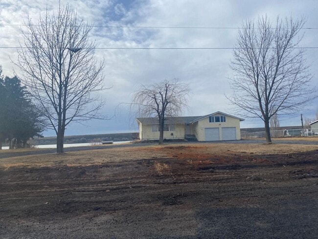 Building Photo - Stunning Water View House for Rent