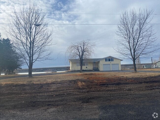 Building Photo - Stunning Water View House for Rent