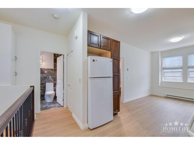 Photo - 6983-6192 192 St