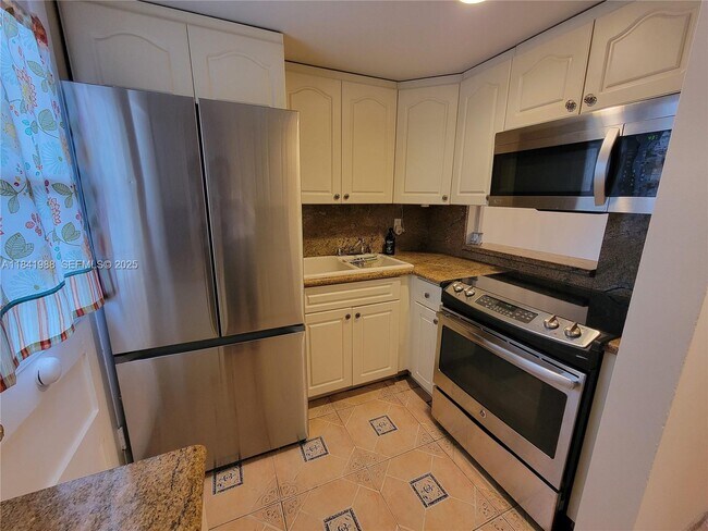 Building Photo - 2903 Point E Dr Unit K-210