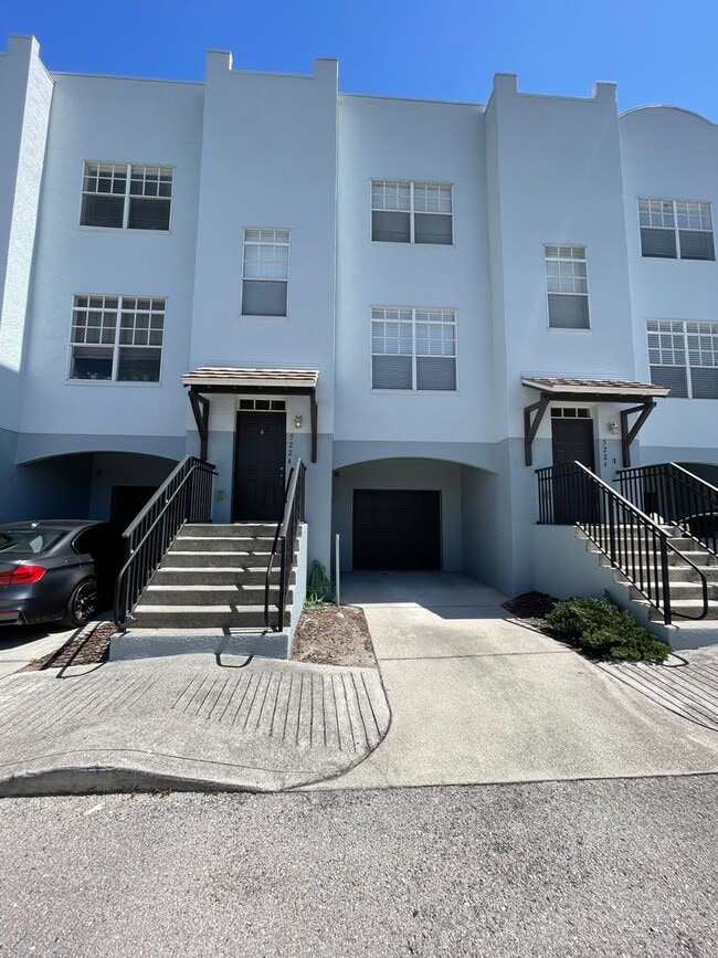 Building Photo - 2 Bedroom 2 Bathroom South Tampa Townhome!!