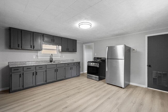 ACCEPTING SECTION 8! Spectacular 4 bedroom... - ACCEPTING SECTION 8! Spectacular 4 bedroom... House