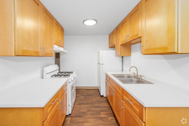 2BR, 2BA - 964SF - Kitchen