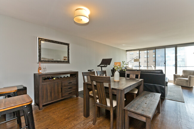 Photo - 3018 N Sheridan Rd Apartments Unit 14A