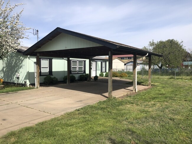 Building Photo - 167 W Rose St