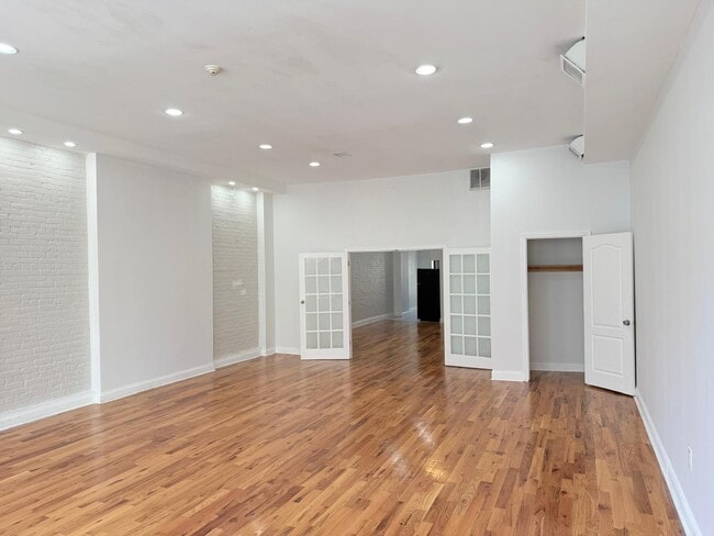Bedroom / Living Room - 194 Market St