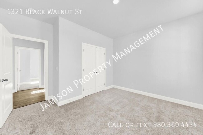 Photo - 1321 Black Walnut St