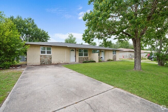 Building Photo - Now available in Lynn Haven, great location Rental