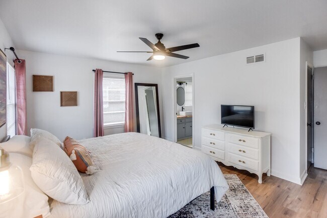 Photo - Charming Furnished 2BR/1BA in Midtown Sava... Unit 23 Berkley  2
