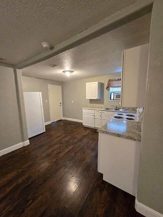 "Charming 2-Bed Duplex Retreat with Full Bath on Commercial Avenue – 842 Sq Ft of Cozy Living in ...