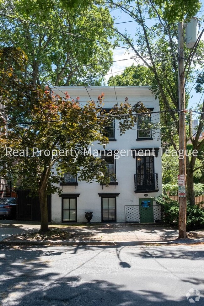 Building Photo - Beautiful Brownstone ! Rental