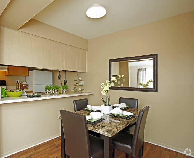 Dining Room - Drakeshire Apartments
