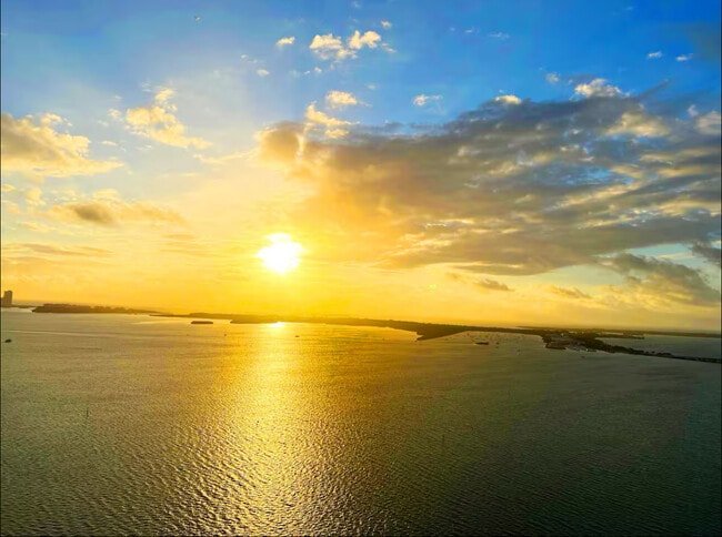 Building Photo - 1200 Brickell Bay Dr