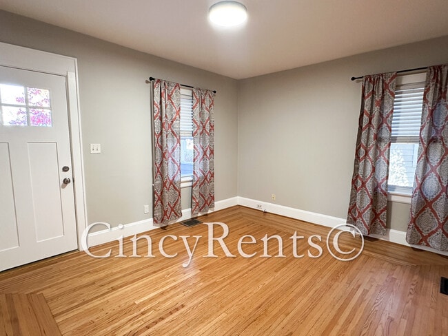 Photo - 3559 Rawson Pl