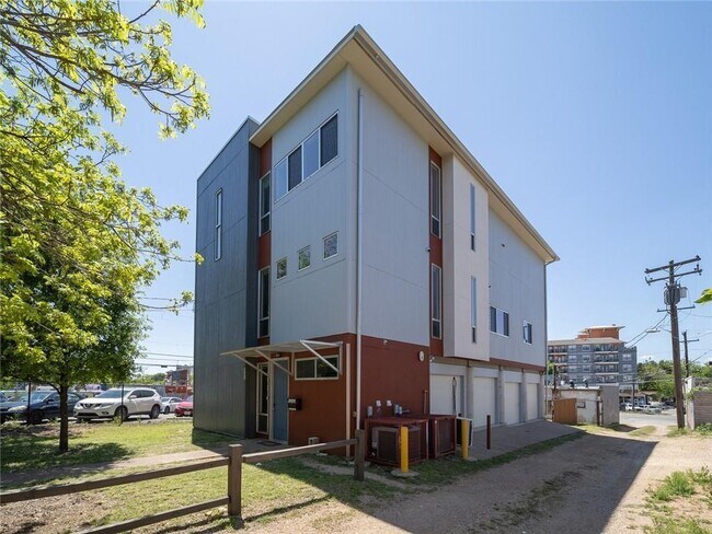 Photo - 605 W 29th 1/2 St House