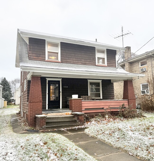 Building Photo - 1208 19th St NW