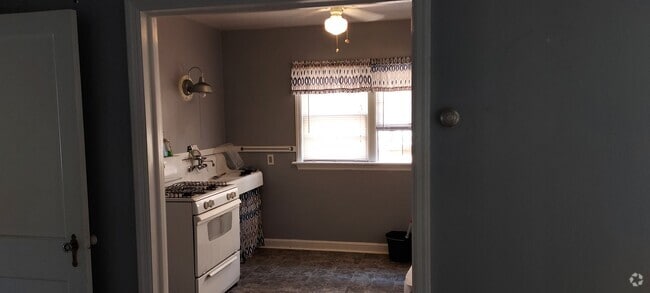Building Photo - 2206 8th Ave Unit #2 Rental