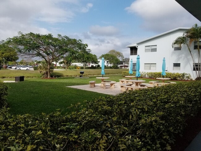 Building Photo - 305 Newport T Rental