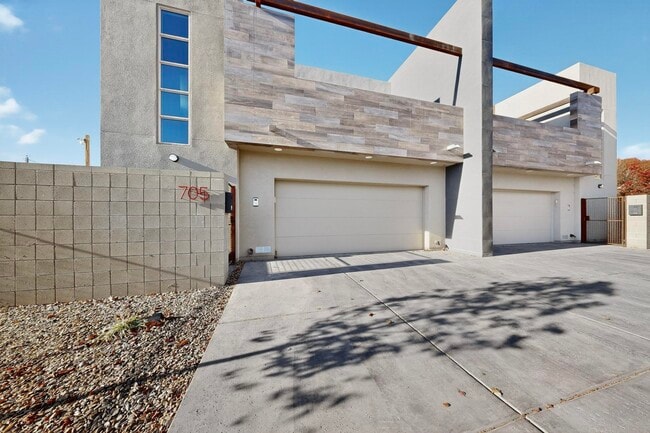 Photo - 705 Alcalde Pl SW