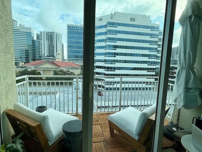 Building Photo - 313 NE 2nd St Unit 703