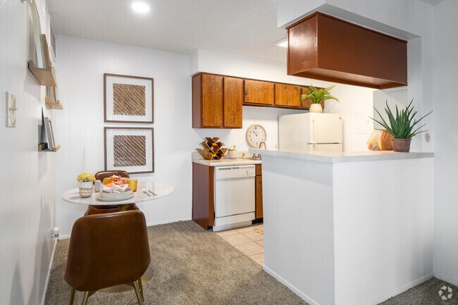 1BR, 1BA - 551SF - Dining Room