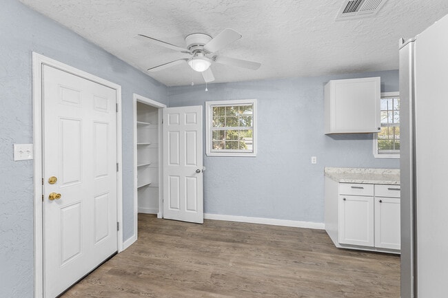 Photo - 910 SW 37th St