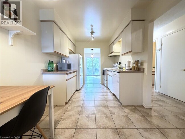 Photo - 395 Kingscourt Dr