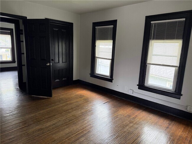 Photo - 865-869-869 Clifford Ave