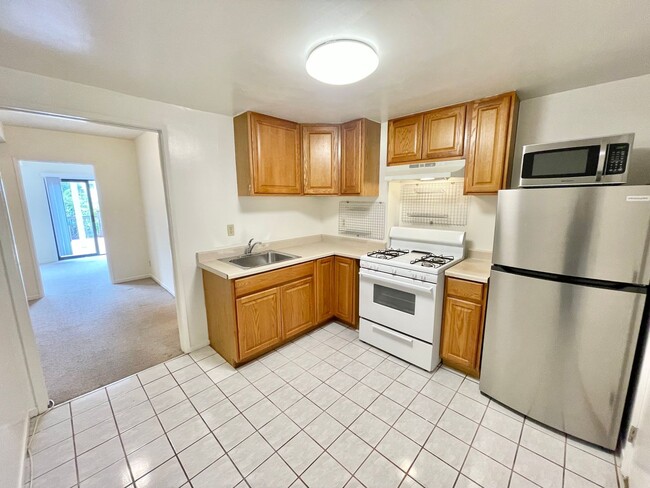 Building Photo - Charming Garden Apartment w/Deck, Prime Inner Richmond Location PROGRESSIVE Unit 743 11th Avenue - Garden