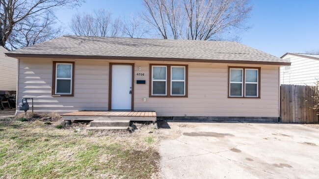 Building Photo - Beautifully remodeled 3/2 in West Tulsa - ... Rental