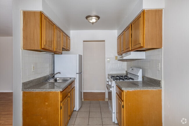 2BR, 1BA - 860SF - Kitchen