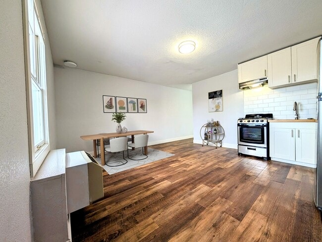 Building Photo - 205 Oskaloosa St