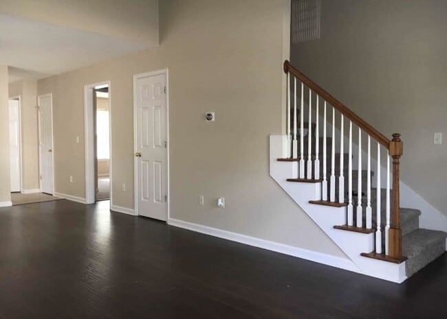 Photo - 4 bedroom, 2.5 bathroom home! Available now!