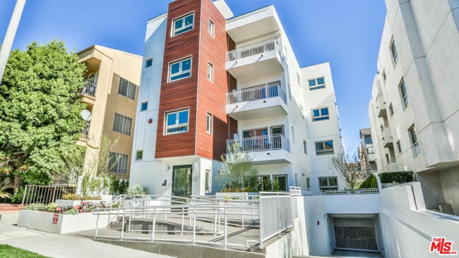 Building Photo - 1424 S Bentley Ave Unit 101